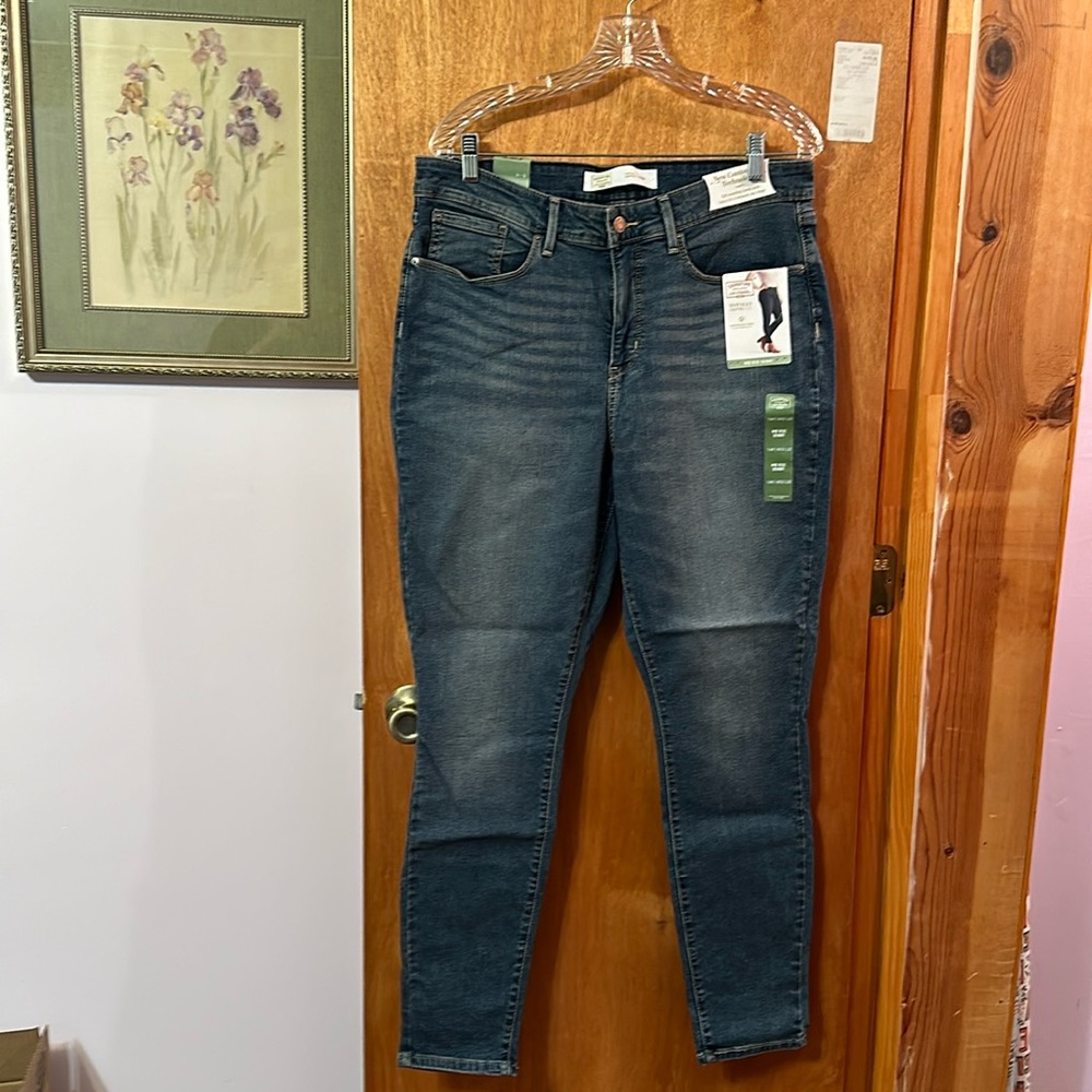 Ladies Signature Levi Strauss. Skinny jeans. Size 16M